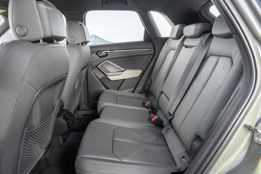 Интерьер Audi Q3 Quattro S-Line Edition One 2018 года  (WW) (фото 24 из 30)